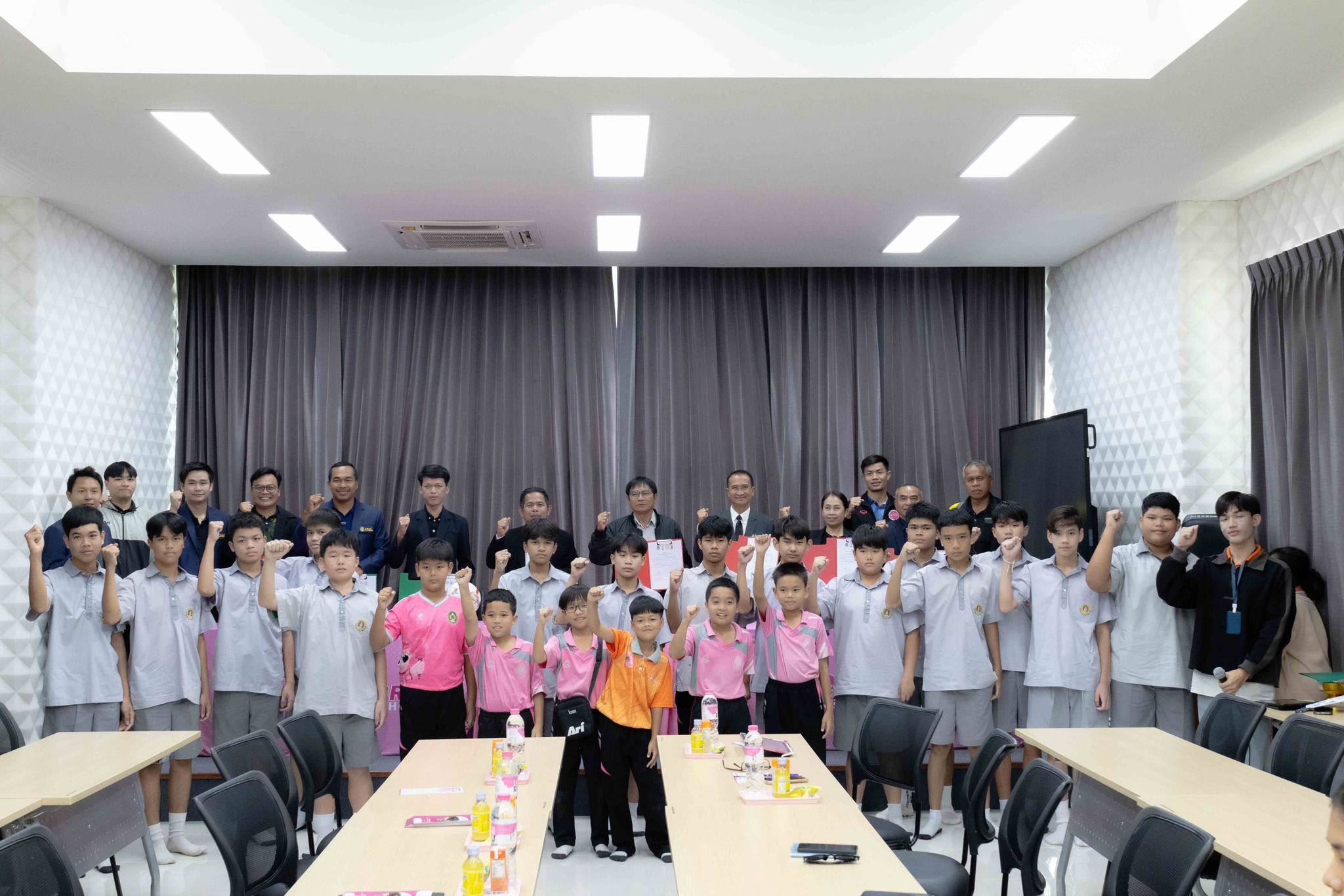 ร่วมลงสนาม เคียงข้างการซ้อมทีมฟุตบอลโรงเรียน