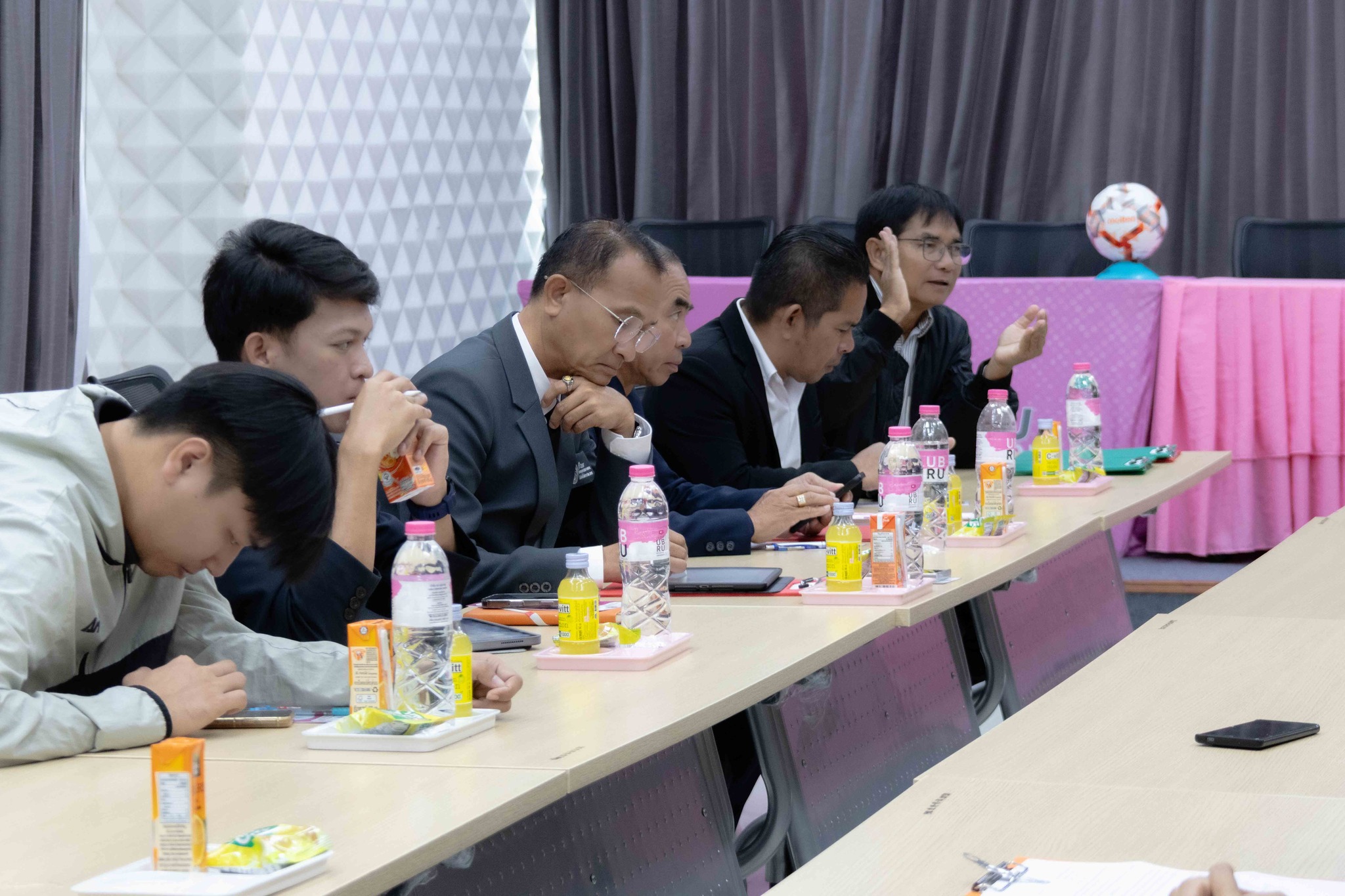 ร่วมลงสนาม เคียงข้างการซ้อมทีมฟุตบอลโรงเรียน